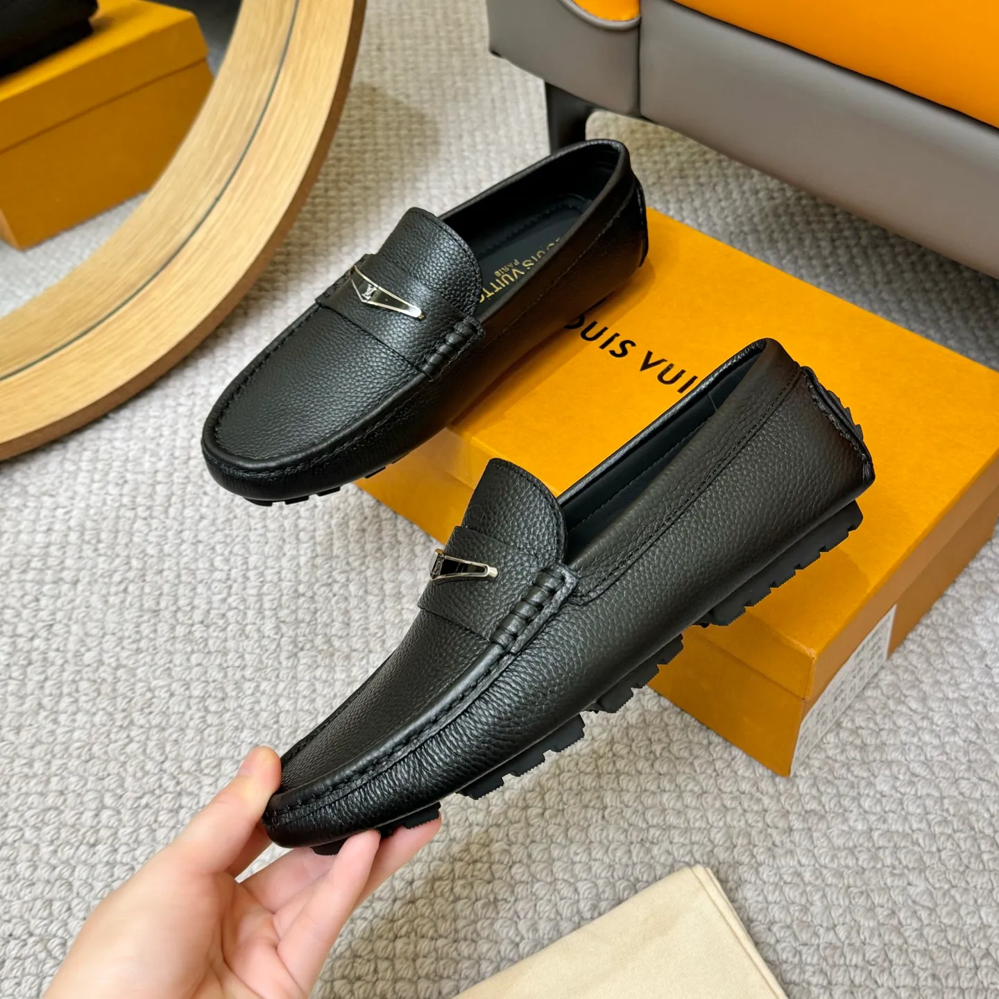 Men's men's shoes 💰420 (Yangli) LV 2⃣️0⃣️2⃣️5️⃣Spring and summer counter GLORIA series models ✈️Original factory special leather production, original last type. A classic driving slip-on casual shoe that shows an elegant style with exquisite craftsmanship details such as Monogram embossing all over the upper🌀Italian imported calfskin fabric Sheepskin foot pads➕Inside～Private mold replica sole Unique style Comfortable driving slip-on Size: 4-12 (38-46) Comes with [Counter packaging: original box, wrapping paper, card, instruction manual, shoehorn, cloth bag] No pressure to enter and leave the counter!